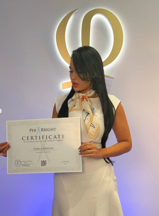 Pamela Martins présentant son certificat PhiBright